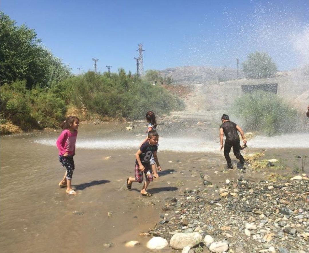 &Ccedil;ocuklar Tazyikli Suyla Serinledi