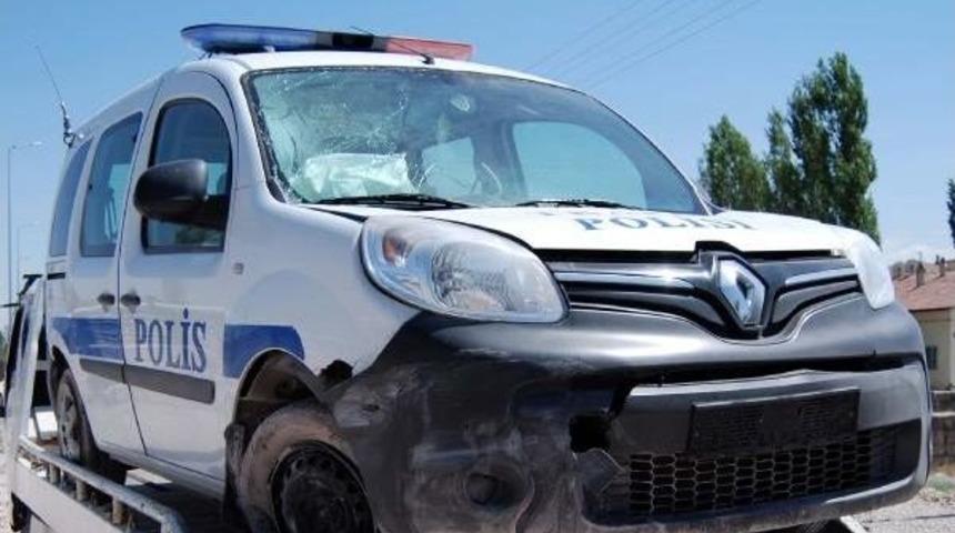 Kırmızı Işık Ihlali Yapan Otomobilden Polis Aracına Ateş A&ccedil;ıldı