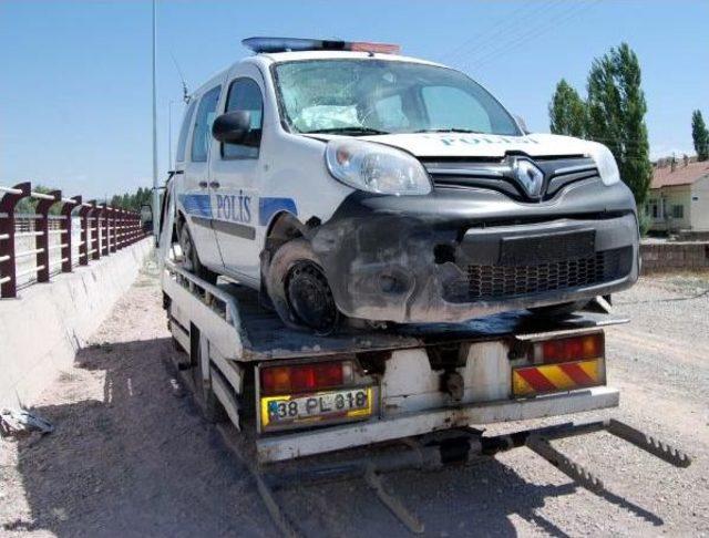 Kırmızı Işık Ihlali Yapan Otomobilden Polis Aracına Ateş Açıldı