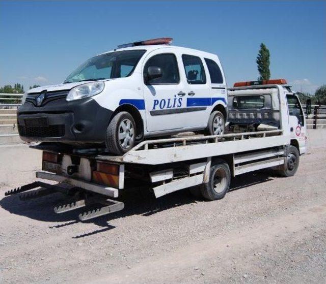 Kırmızı Işık Ihlali Yapan Otomobilden Polis Aracına Ateş Açıldı