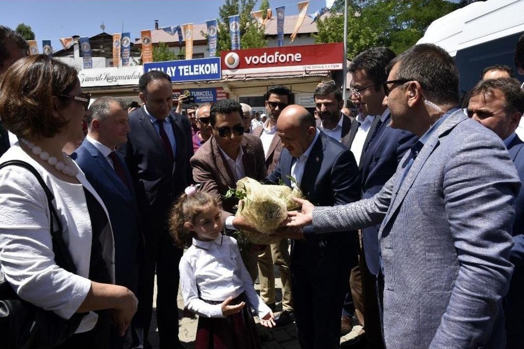 Başbakan Yardımcısı Fikri Işık G&uuml;m&uuml;şhane&rsquo;de