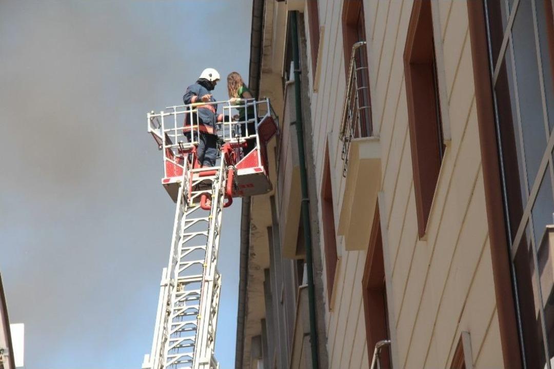&Ccedil;atı Alev Alev Yandı, Mahsur Kalan Kadını İtfaiye Ekibi Kurtardı