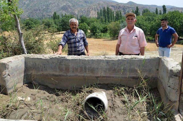 Suları Kesilen Köylüler Yetkililerden Yardım Bekliyor