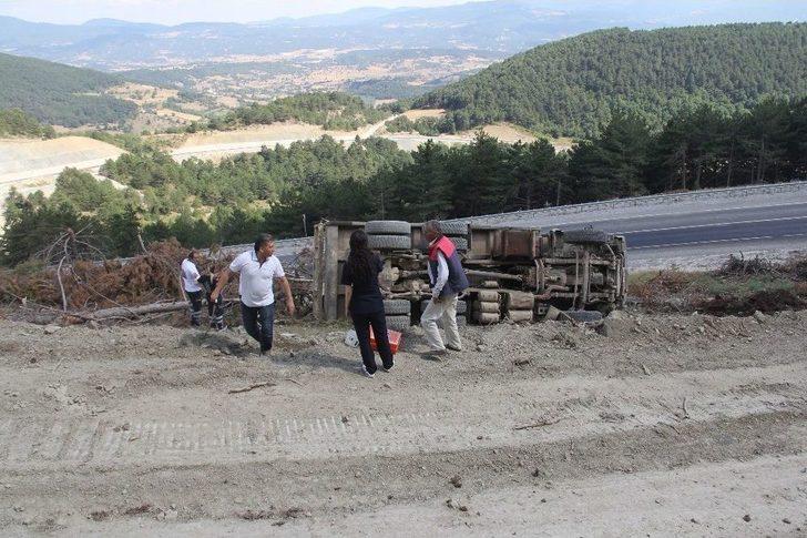 Üzerine Kullandığı Kamyon Yuvarlanan Şoför Feci Şekilde Can Verdi G5