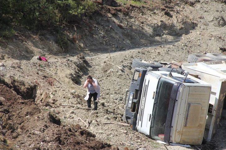 Üzerine Kullandığı Kamyon Yuvarlanan Şoför Feci Şekilde Can Verdi G3