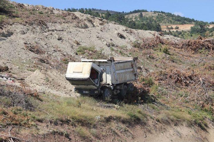Üzerine Kullandığı Kamyon Yuvarlanan Şoför Feci Şekilde Can Verdi G4