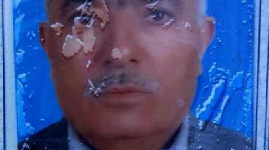 Başı Trakt&ouml;r Ile &Ccedil;apa Makinesi Arasına Sıkışan &Ccedil;ift&ccedil;i &Ouml;ld&uuml;