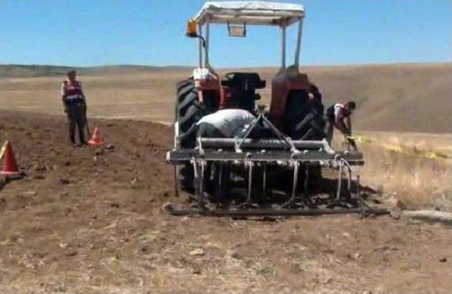 Başı Traktör Ile Çapa Makinesi Arasına Sıkışan Çiftçi Öldü