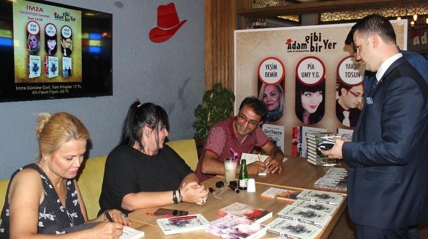 &Uuml;&ccedil; Yazar İmza G&uuml;n&uuml; D&uuml;zenledi