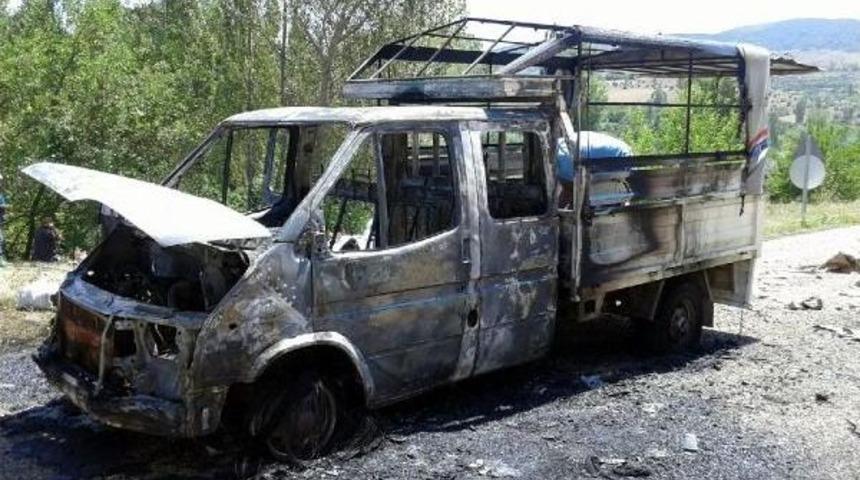 Suşehri'nde Yolda Motor B&ouml;l&uuml;m&uuml; Alev Alan Kamyonet Yandı&nbsp;