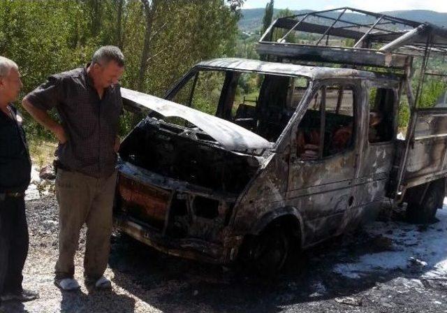 Suşehri'nde Yolda Motor Bölümü Alev Alan Kamyonet Yandı 