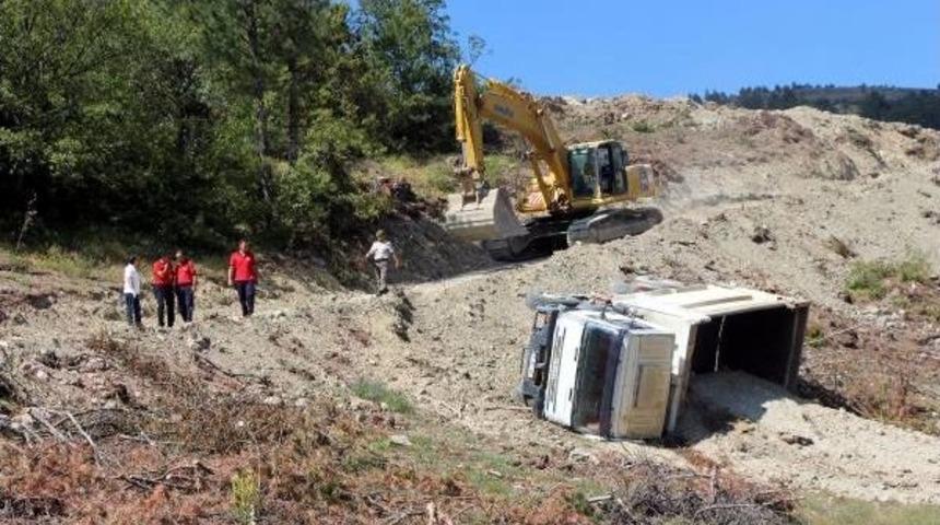 Hafriyat Kamyonu Devrildi, Altına Kalan S&uuml;r&uuml;c&uuml; &Ouml;ld&uuml;