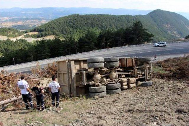 Hafriyat Kamyonu Devrildi, Altına Kalan Sürücü Öldü