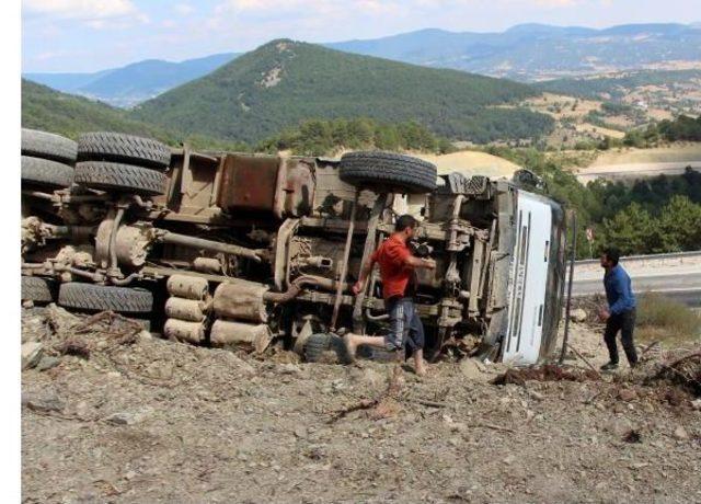 Hafriyat Kamyonu Devrildi, Altına Kalan Sürücü Öldü