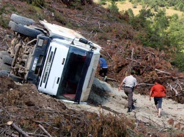 Hafriyat Kamyonu Devrildi, Altına Kalan Sürücü Öldü