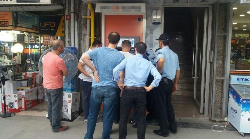Atm&rsquo;ye Takılan Tuzağı Vatandaş &Ccedil;&ouml;zd&uuml;