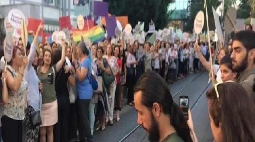 Kadık&ouml;y'de "kıyafetime Karışma" Eylemi (1)