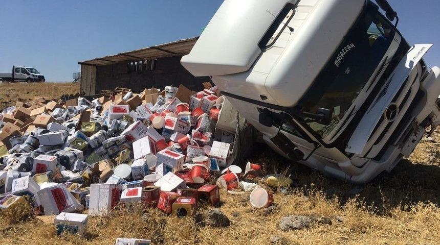 Zeytin Y&uuml;k&uuml; Tır Devrildi