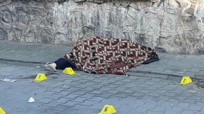 Boşanmak Isteyen Eşi Ve Kızını Sokakta Tabancayla &Ouml;ld&uuml;rd&uuml;