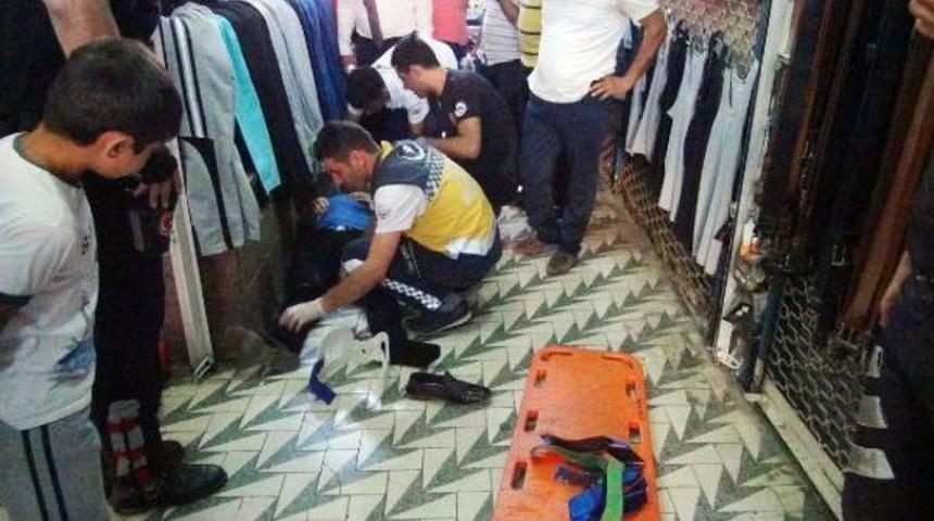 Arızalı Telefonu Iade Edemeyince Otomobiliyle Bayiye Girmek Istedi