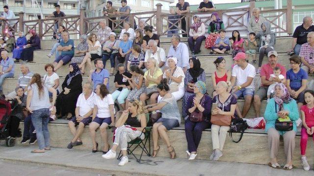 Huzurevi Sakinleri Sahneye Çıktı Tiyatro Oyunu Sergiledi