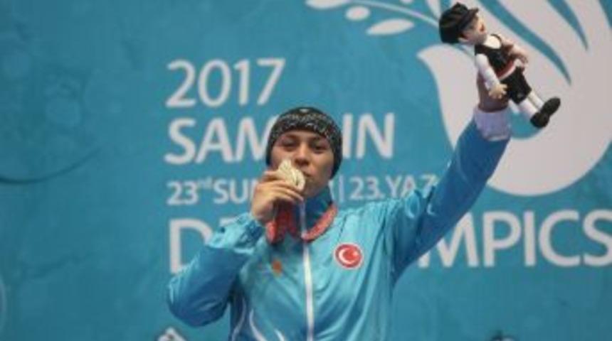 Bakan Osman Aşkın Bak, Milli Tekvandocu Selver Şeker&rsquo;i Tebrik Etti