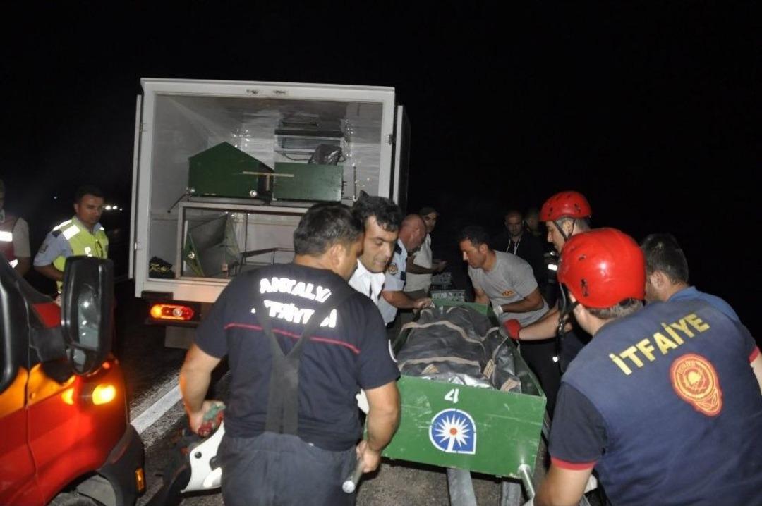 Tatil D&ouml;n&uuml;ş&uuml; Kaza: 2 &Ouml;l&uuml;, 2 Yaralı