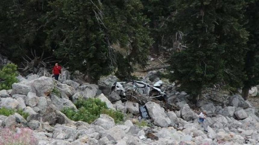 Otomobil, 100 Metrelik Yama&ccedil;tan Yuvarlandı: 2 &Ouml;l&uuml;, 2 Yaralı