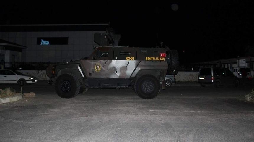 Fabrika Bah&ccedil;esindeki Eğlenceye &Ouml;zel Harekat Polisi Zırhlı Ara&ccedil;la M&uuml;dahale Etti