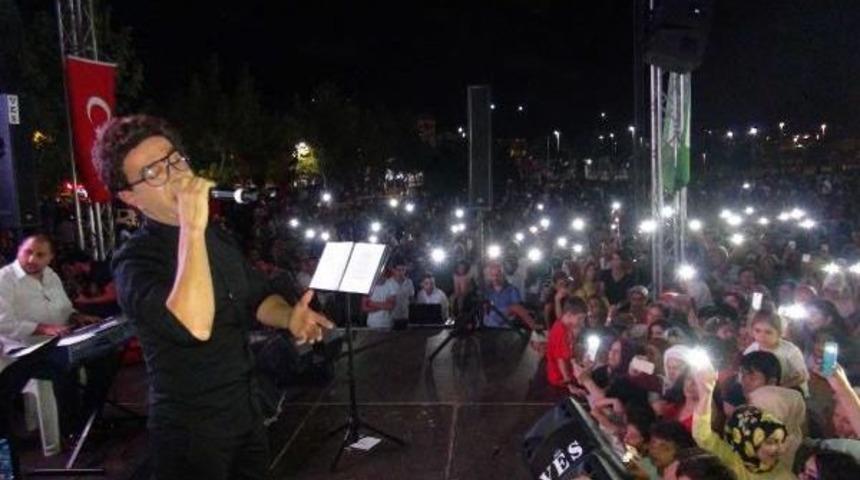 Yılmaz Morg&uuml;l, Sahnede Down Sendromuna Dikkat &Ccedil;ekti