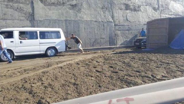 Kocaeli'de Hafriyat Kamyonu Işçileri Taşıyan Servise Çarptıktan Sonra Devrildi (1)