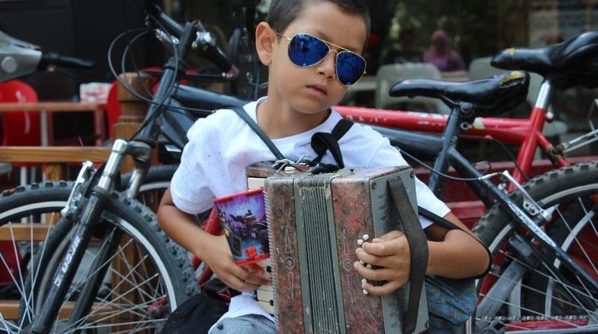 9 Yaşındaki Akordeoncu Alex&rsquo;ten Sokak Resitali