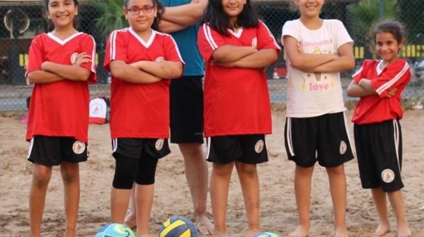 Muratpaşa&rsquo;da Plaj Voleyboluna İlgi B&uuml;y&uuml;k