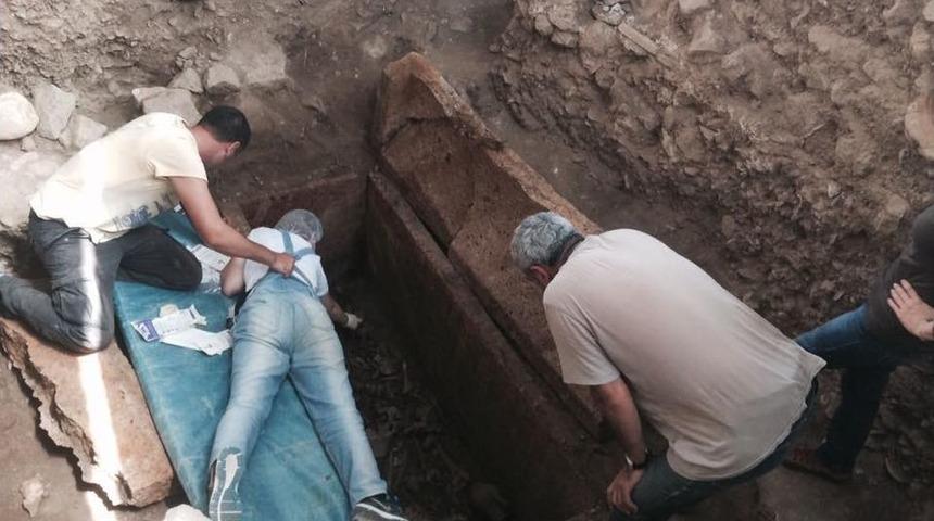 Edremit&rsquo;te 2 Bin 500 Yıllık Mezar A&ccedil;ıldı