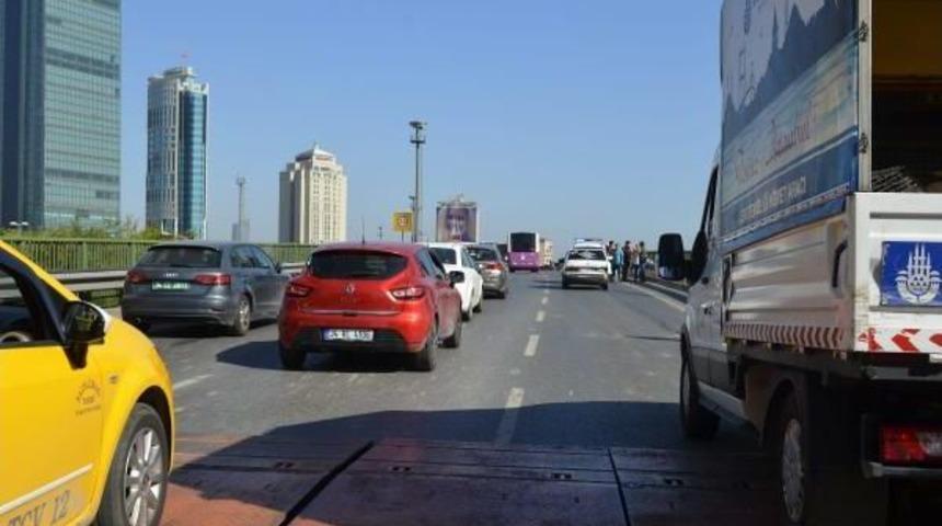 Beşiktaş'ta Kasise Takılan Motorize Polis Ekibi Kaza Yaptı: 2 Yaralı