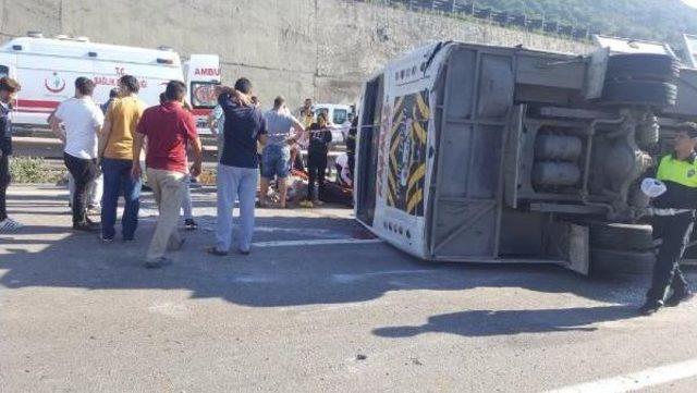 Kocaeli'de Hafriyat Kamyonu Işçileri Taşıyan Servise Çarptıktan Sonra Devrildi (2)