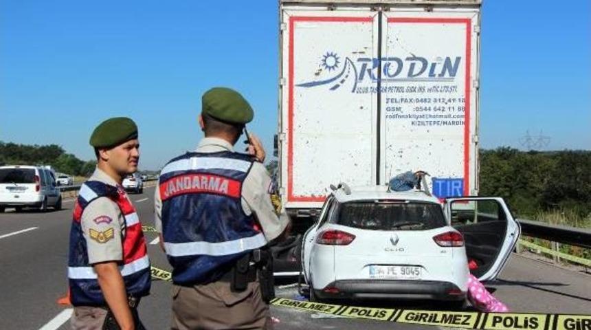 Tem'de Otomobil Tır'a &Ccedil;arptı: 1 &Ouml;l&uuml;, 2 Yaralı