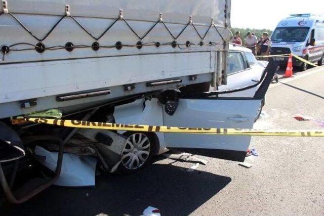 Tem'de Otomobil Tır'a Çarptı: 1 Ölü, 2 Yaralı