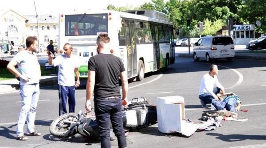 Kayseri'de Otomobil Ile &Ccedil;arpışan Ecza Deposunun Moto-Kuryesi Ağır Yaralandı
