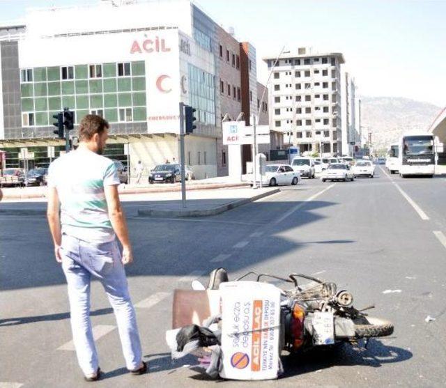 Kayseri'de Otomobil Ile Çarpışan Ecza Deposunun Moto-Kuryesi Ağır Yaralandı