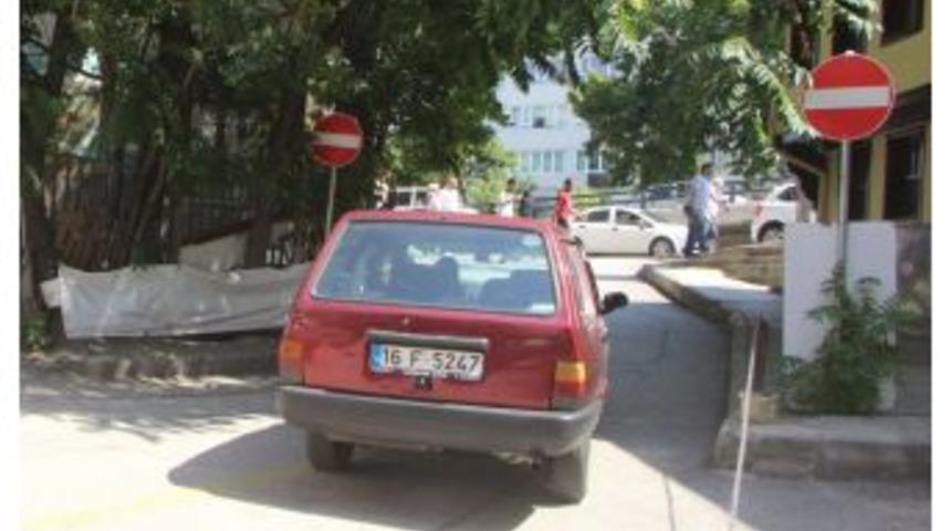 Dolmuş Ters Y&ouml;nden &Ccedil;ıktı, Motosikletli &Ccedil;ift &Ouml;l&uuml;mden D&ouml;nd&uuml;