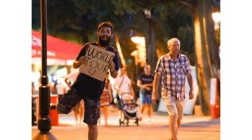 Kendi Yaptığı Bileklikleri Satarak D&uuml;nyayı Geziyor