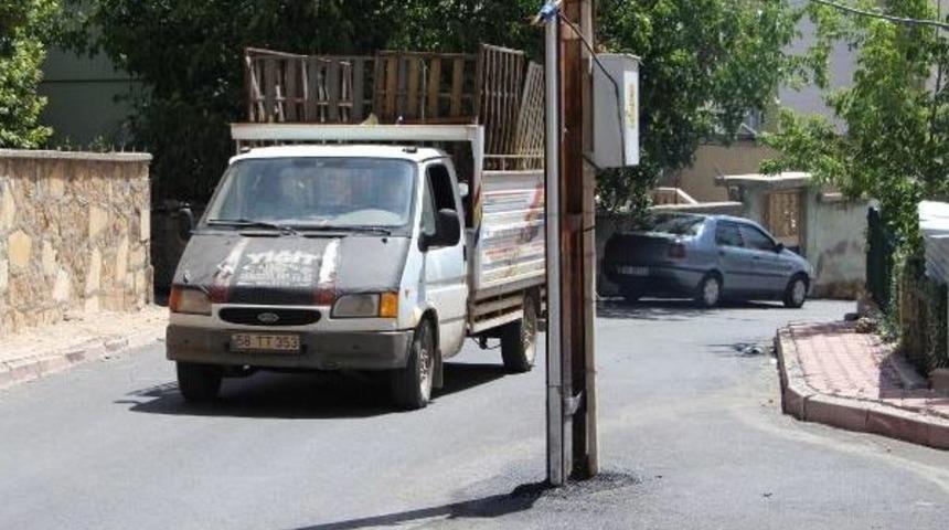 Elektrik Direği, Genişletilen Yolun Ortasında Kaldı