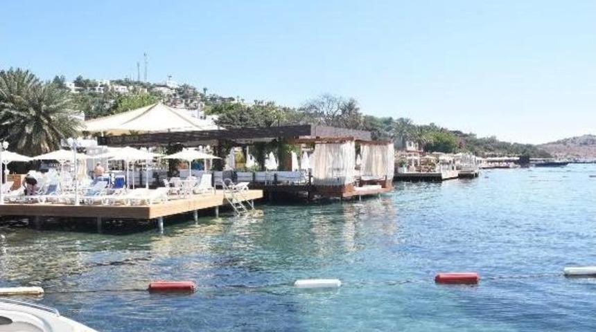 Bodrum'da &Ccedil;ifte Tabancalı Saldırgan Dehşeti: 1 &Ouml;l&uuml;, 4 Yaralı