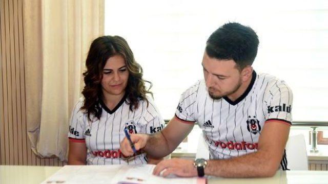 Fanatik Çift, Nikahlarına Beşiktaş Forması Ile Katıldı