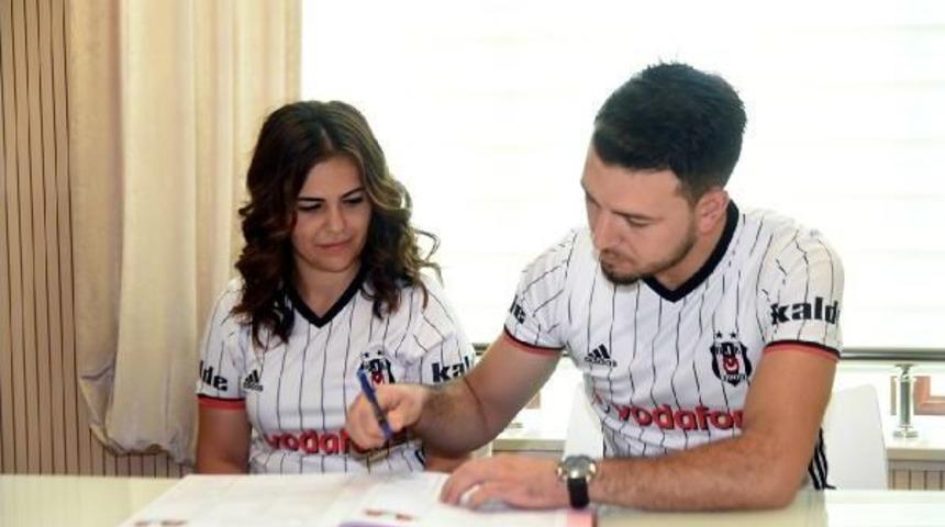 Fanatik &Ccedil;ift, Nikahlarına Beşiktaş Forması Ile Katıldı