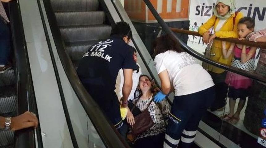 Avm'nin Y&uuml;r&uuml;yen Merdiveninden Yuvarlanan Kadın Yaralandı