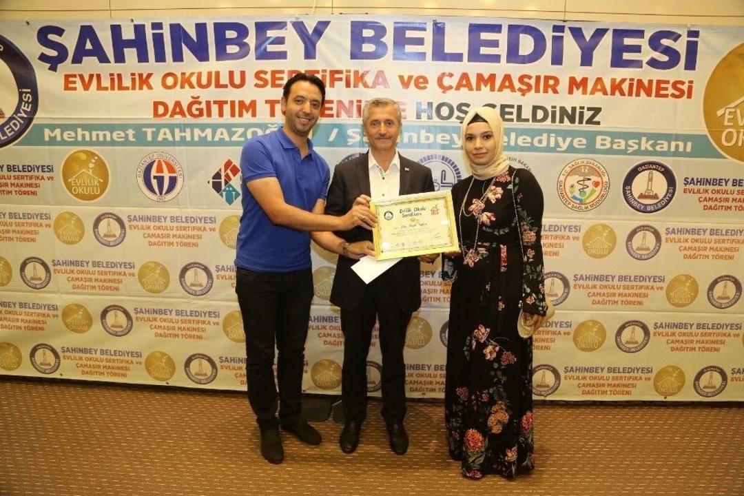 Evlilik Okuluna Katılan 90 &Ccedil;ift Daha Sertifikalarını Aldı