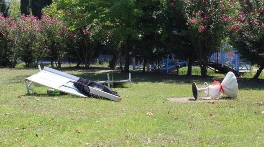 D&uuml;ğ&uuml;n &Ccedil;ekimleri Yapılan Fotoğraf Adasını Tahrip Ettiler