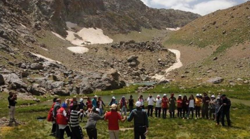 Hakkari'ye Gelen 20 &Uuml;niversiteli Ber&ccedil;elan Yaylası'nı Gezdi